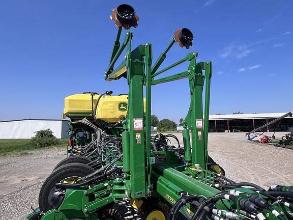 Image of John Deere 1775 equipment image 3