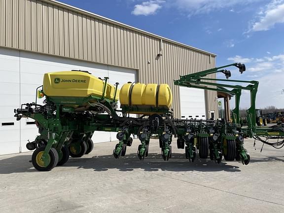 Image of John Deere 1775 equipment image 2