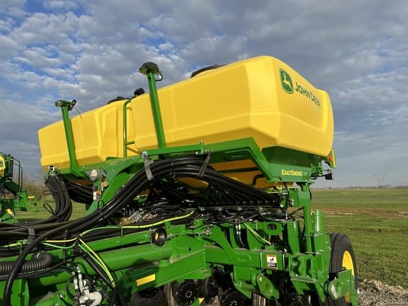 Image of John Deere 1775 equipment image 2