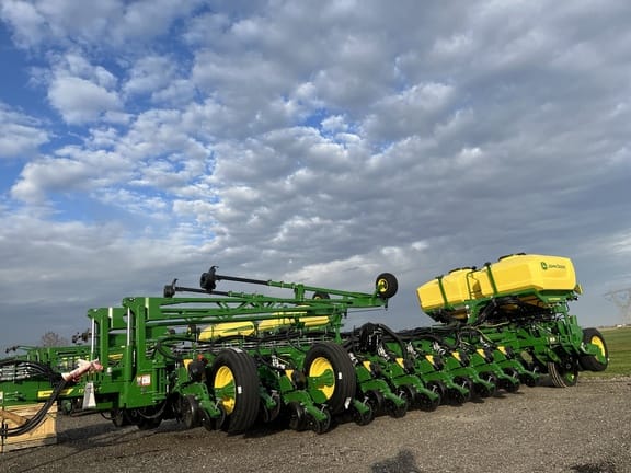 2023 John Deere 1775 Equipment Image0