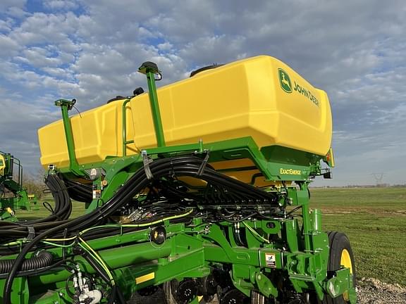 Image of John Deere 1775 equipment image 2