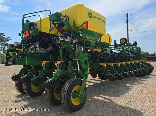 Image of John Deere 1775 equipment image 4