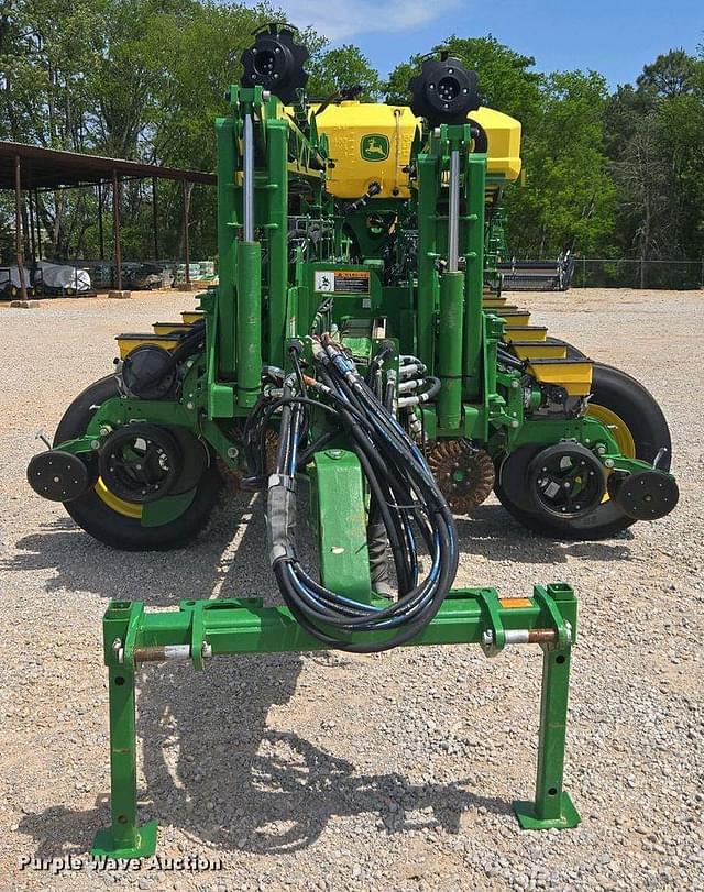 Image of John Deere 1775 equipment image 1