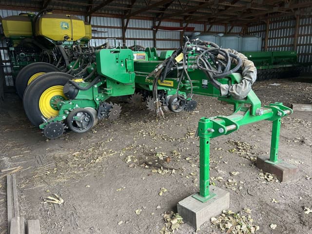 Image of John Deere 1775 equipment image 4