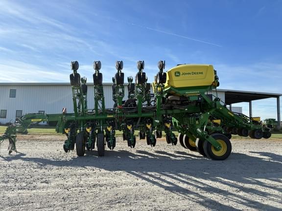 Image of John Deere 1795 equipment image 1