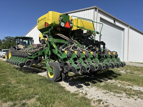 Image of John Deere 1795 equipment image 1