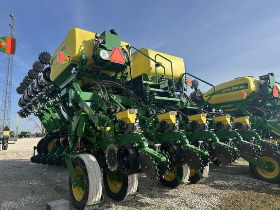 2023 John Deere 1795 Equipment Image0