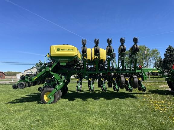Image of John Deere 1795 equipment image 2