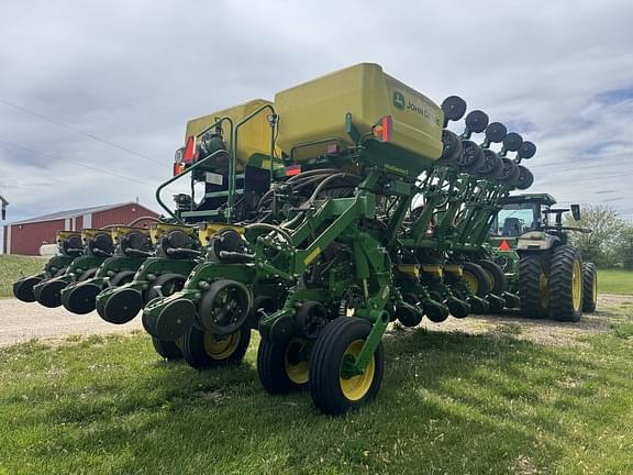 Image of John Deere 1795 equipment image 2