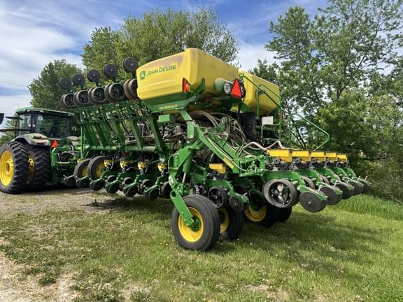 Image of John Deere 1795 equipment image 1