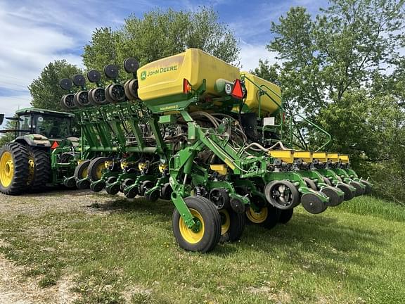 Image of John Deere 1795 equipment image 1