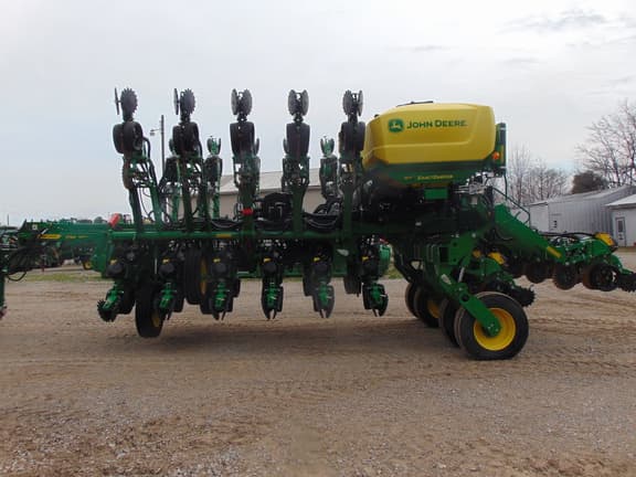 Image of John Deere 1795 equipment image 1