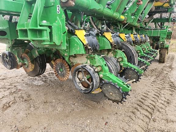 Image of John Deere 1795 equipment image 1