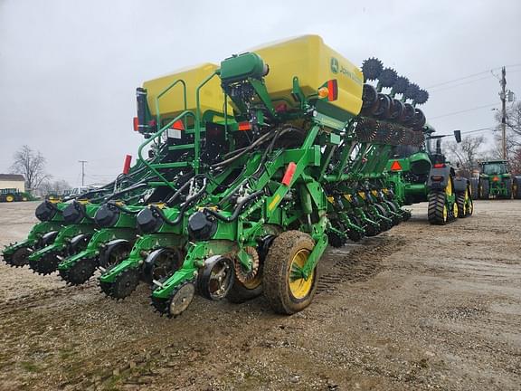 Image of John Deere 1795 equipment image 2