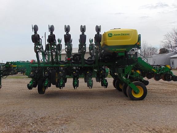 Image of John Deere 1795 equipment image 1