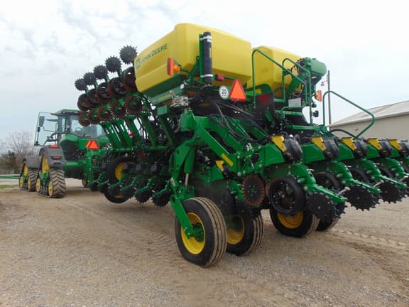 Image of John Deere 1795 equipment image 3