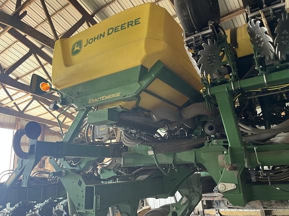 Image of John Deere 1795 equipment image 1