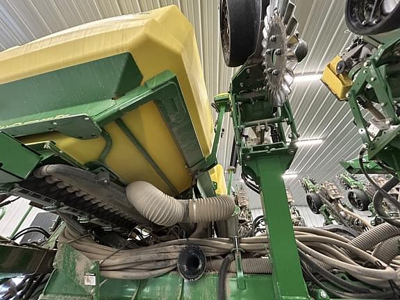 Image of John Deere 1795 equipment image 1