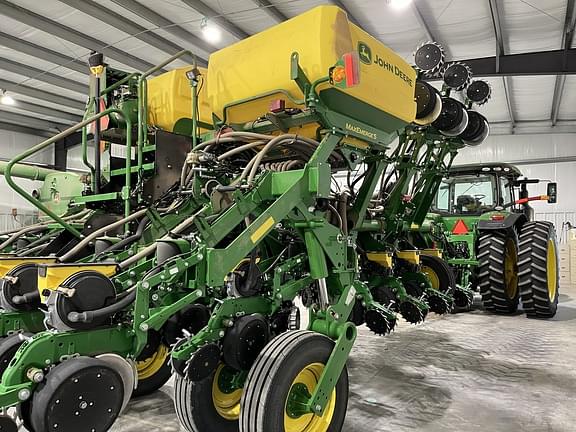 Image of John Deere 1795 equipment image 1