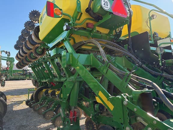 Image of John Deere 1795 equipment image 1