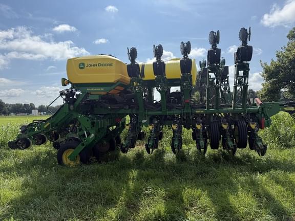 Image of John Deere 1795 equipment image 2