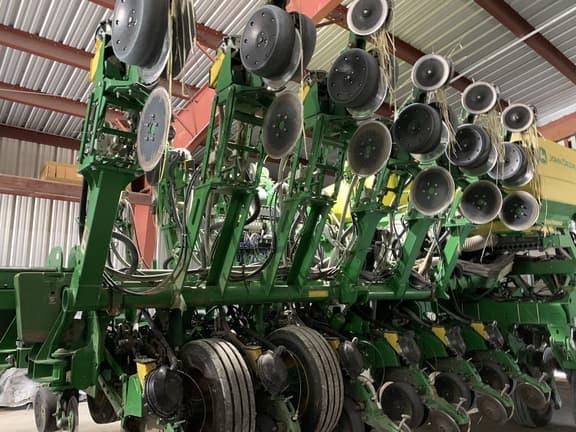 Image of John Deere 1795 equipment image 1