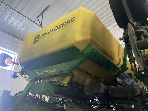 Image of John Deere 1795 equipment image 4