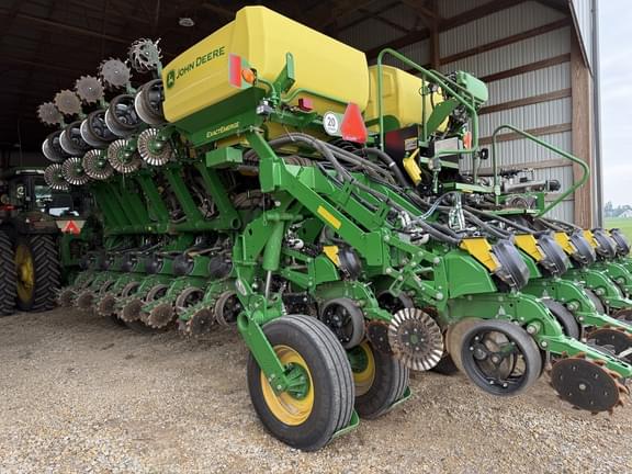 Image of John Deere 1795 equipment image 3