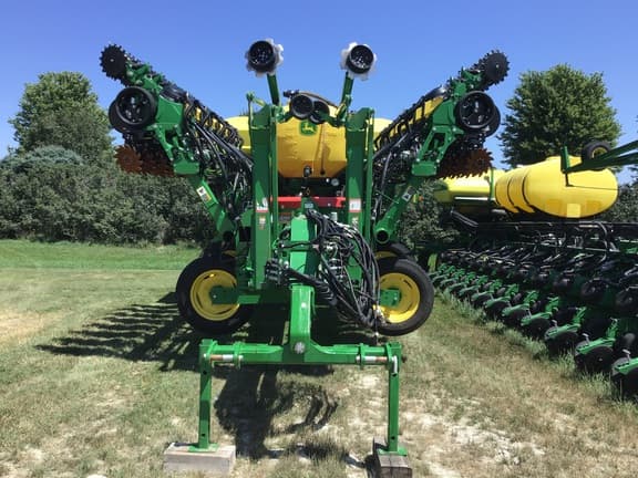Image of John Deere 1795 equipment image 3