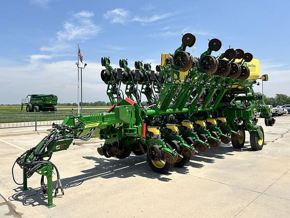 Image of John Deere 1795 equipment image 2