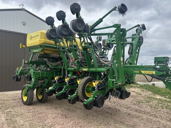 Image of John Deere 1795 equipment image 1