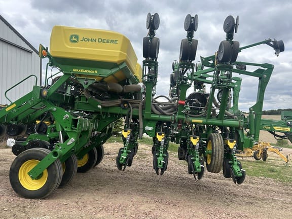 2023 John Deere 1795 Equipment Image0