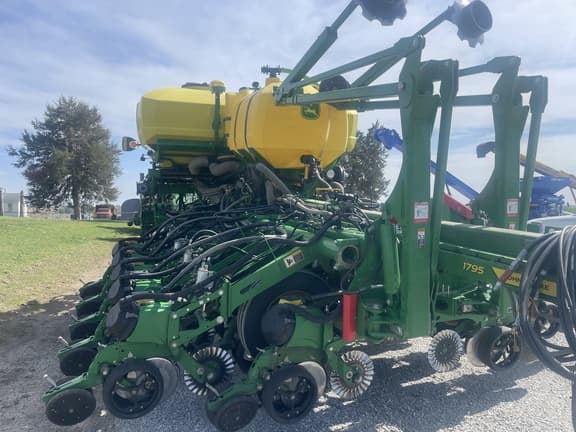 Image of John Deere 1795 equipment image 1