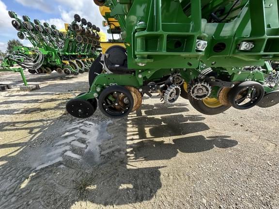 Image of John Deere 1795 equipment image 2