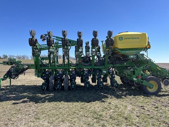 Image of John Deere 1795 equipment image 1
