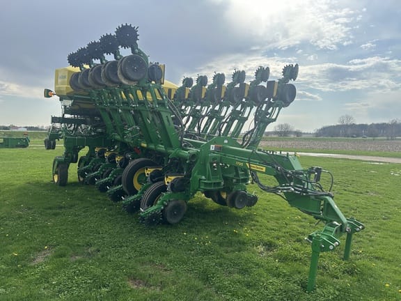 2023 John Deere 1795 Equipment Image0