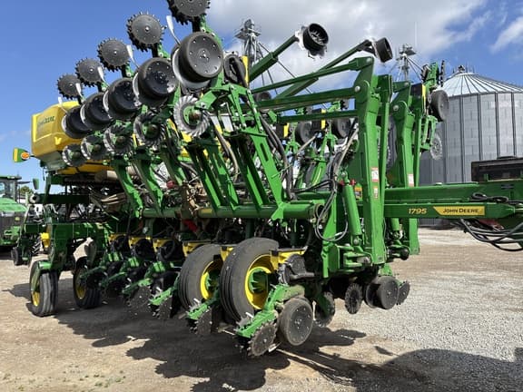 Image of John Deere 1795 equipment image 3