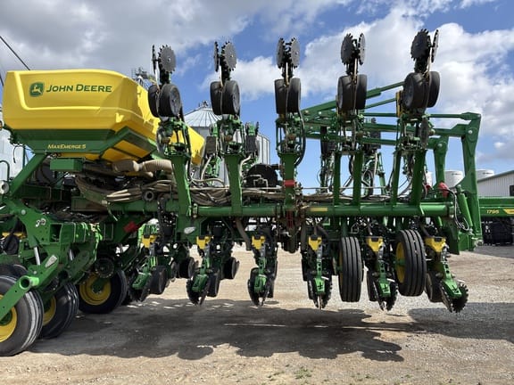 2023 John Deere 1795 Equipment Image0