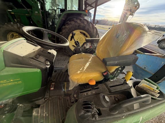 Image of John Deere 2025R equipment image 3