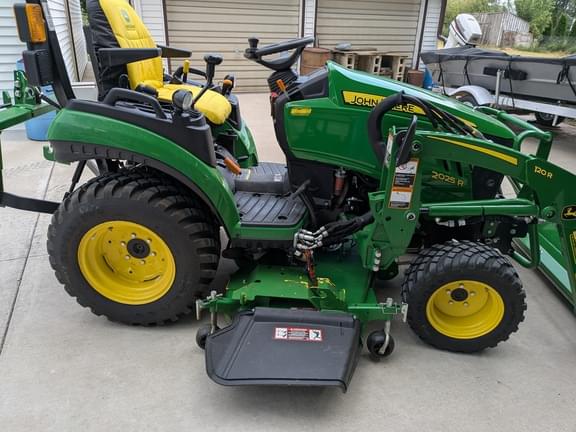 Image of John Deere 2025R equipment image 3