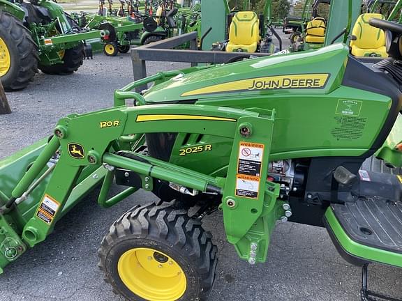 Image of John Deere 2025R equipment image 3