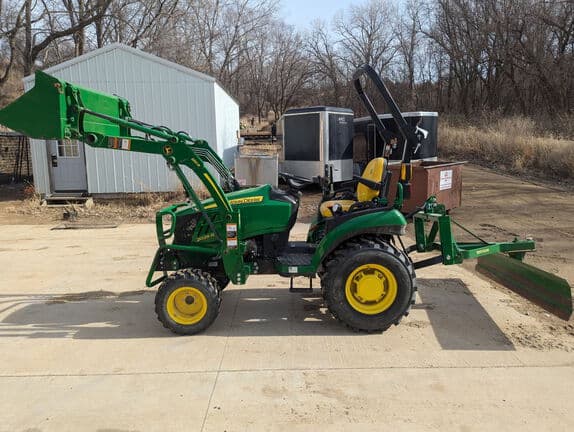 Image of John Deere 2025R equipment image 1