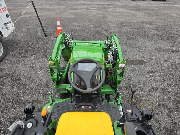 Image of John Deere 2025R equipment image 4