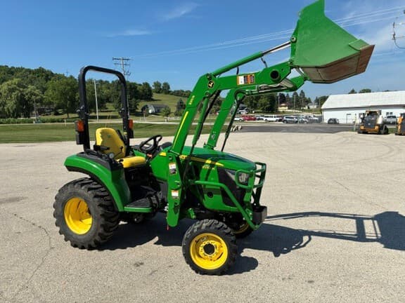 Image of John Deere 2032R equipment image 3