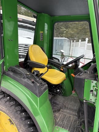 Image of John Deere 2032R equipment image 4