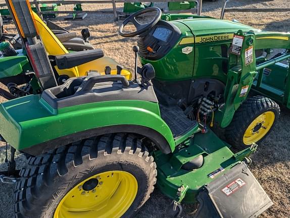 Image of John Deere 2032R equipment image 3