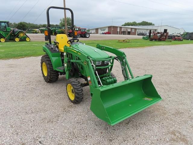 Image of John Deere 2032R equipment image 3