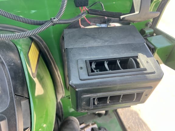 Image of John Deere 2032R equipment image 2