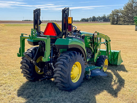 Image of John Deere 2032R equipment image 4