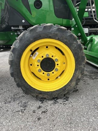 Image of John Deere 2032R equipment image 2